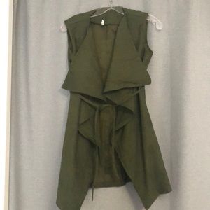 Sleeveless solid coat